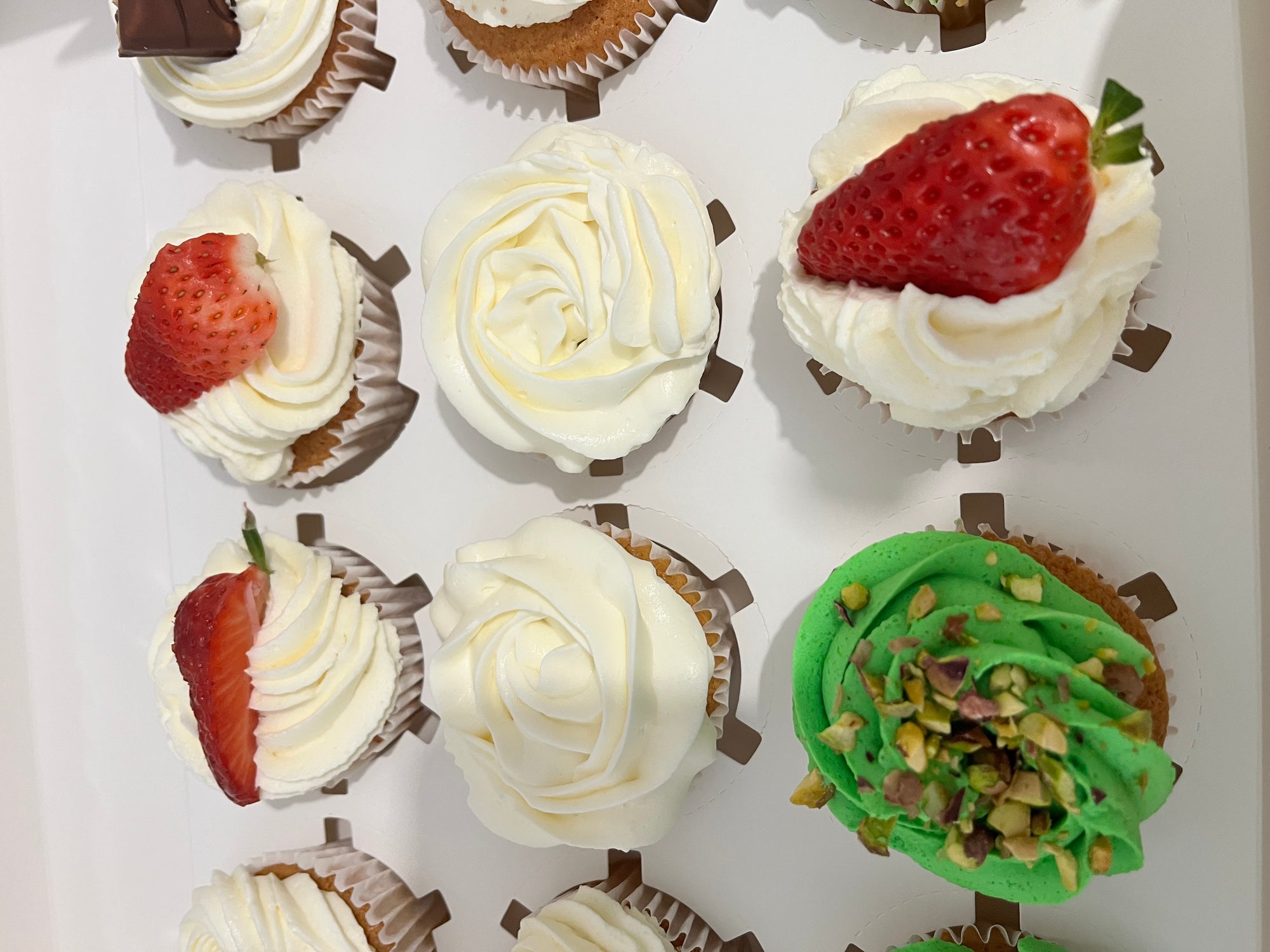 boite de 12 cupcakes assorti fourré 4 saveurs au choix