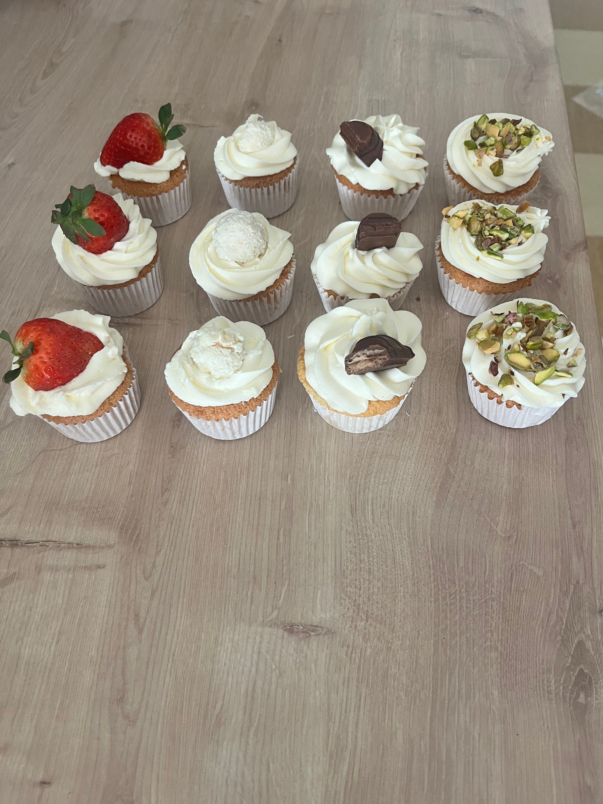 boite de 12 cupcakes assorti fourré 4 saveurs au choix