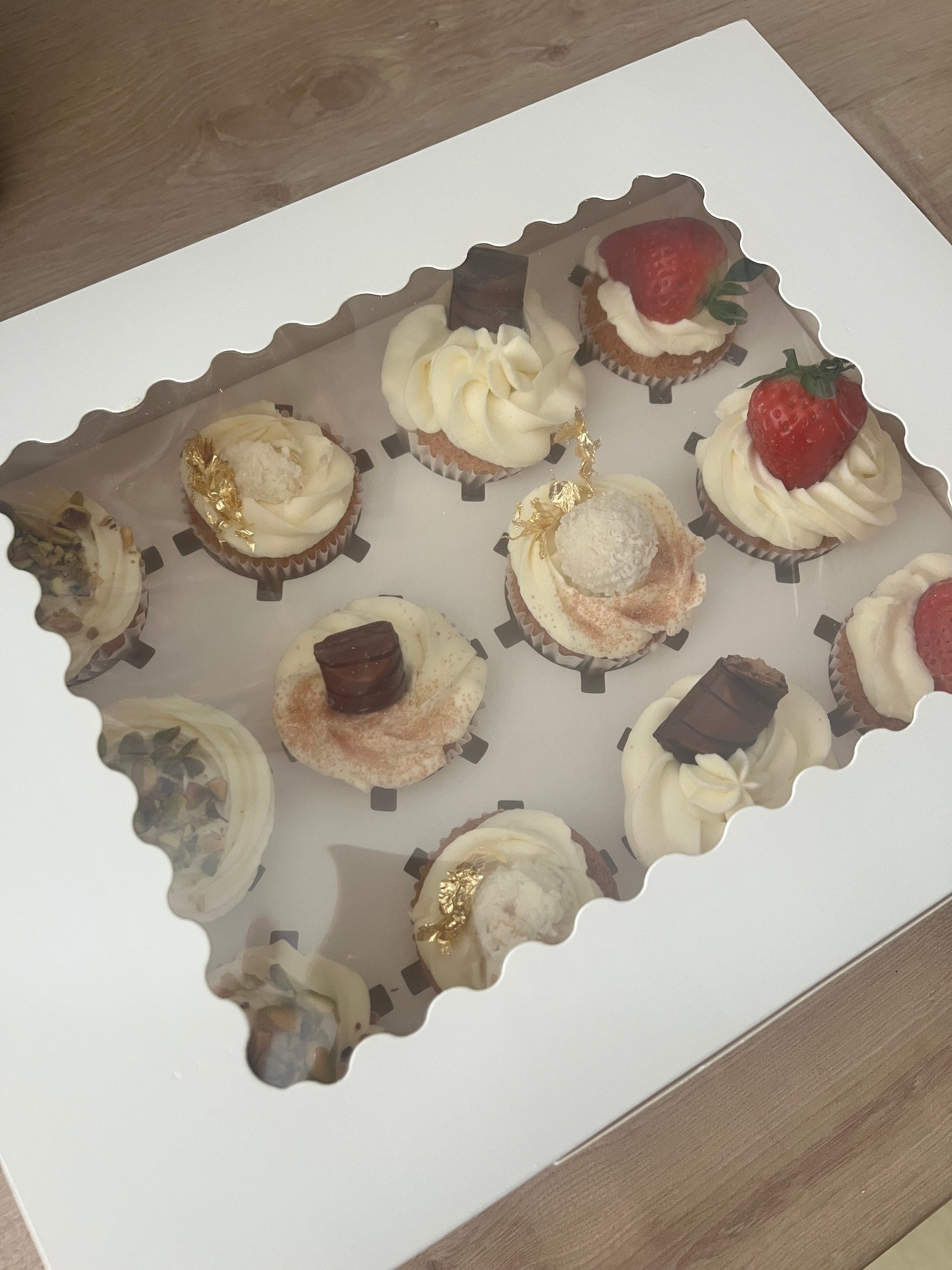 boite de 12 cupcakes assorti fourré 4 saveurs au choix
