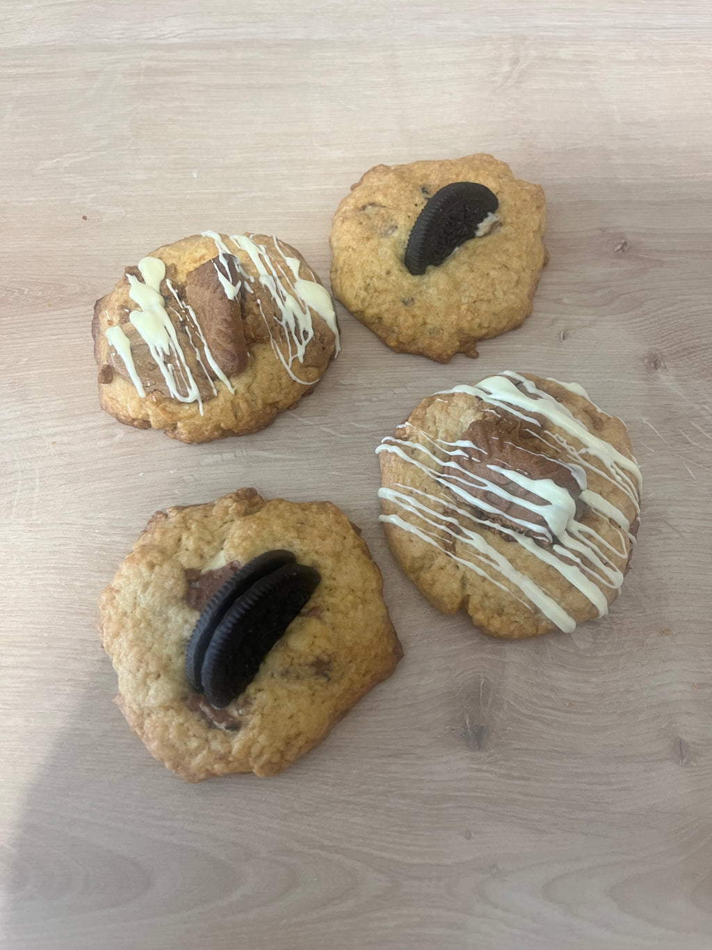 boite de cookies speculoos et Oréo